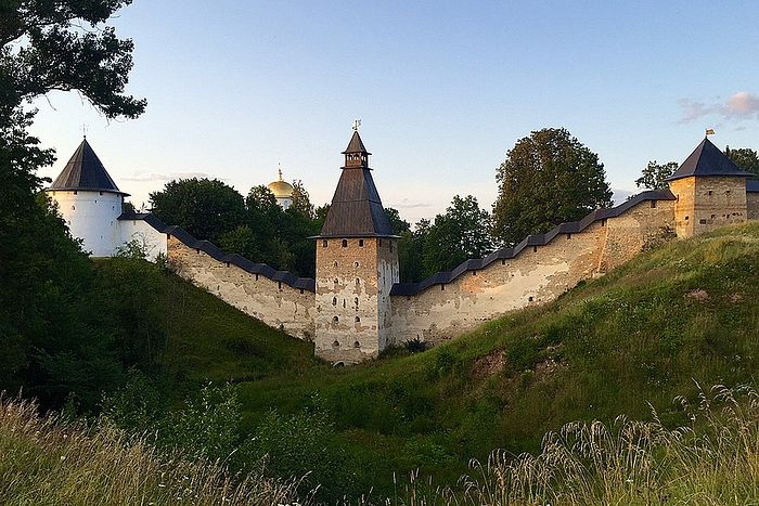 Стены древнего монастыря. Фото: Елена Чинкова