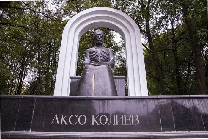 Памятник священнику Аксо Колиеву во Владикавказе