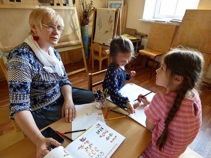 Девочки на арт-терапии с Ольгой Владимировной
