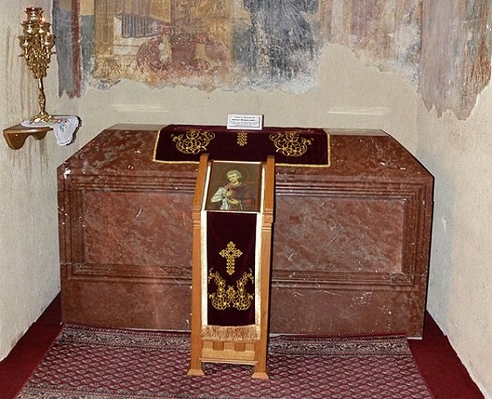 Саркофаг с осанками святого Владислава. Монастырь Милешева