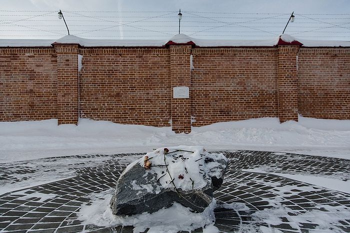 Памятный знак на месте массовых расстрелов в Тобольском Кремле