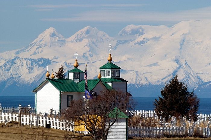 Православная церковь в деревне Нинильчик на Аляске