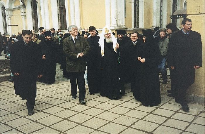Святейший Патриарх Алексий II осматривает территорию монастыря. 1996 год