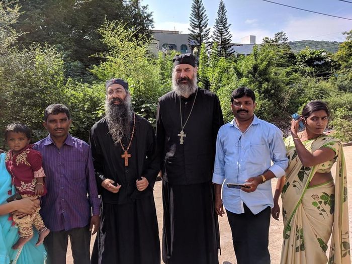 Иерей Афанасий и о. Ефрем с верующими в штате Андхра-Прадеш