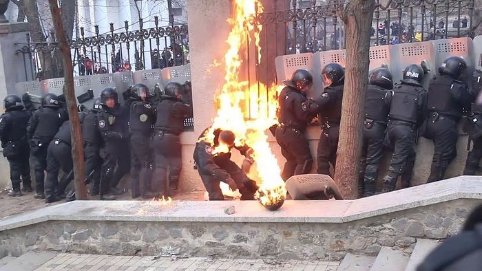 Many law enforcement workers at the Maidan revolution died in Molotov cocktail attacks. Photo: chhag.livejournal.com