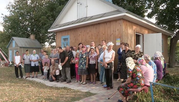 Στην κοινότητα της Ουκρανικής Ορθόδοξης Εκκλησίας στο χωριό Μνίσιν, μετά την βίαιη κατάληψη του Ναού τους, αναγκαστικά οι ακολουθίες τελούνται σε μικρό σπιτάκι. Φωτό: Ένωση Ορθόδοξων Δημοσιογράφων
