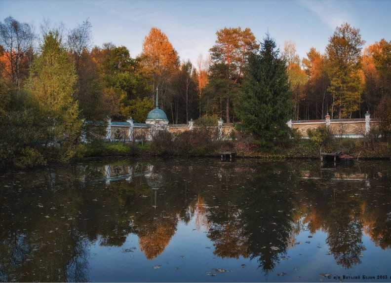 Feuilles d'automne sur le lac (mur d'Optina en arrière-plan), 16 octobre 2015