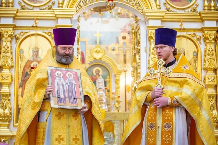 Fr. Edward receiving holy relics of Sts. Nikolai and Barbara. Photo: Facebook