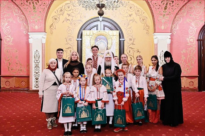 Предстоятель Русской Церкви встретился с юными паломниками с Украины