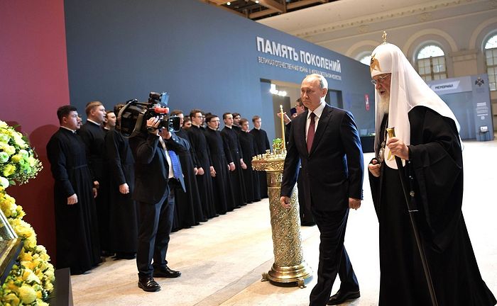 Президент России Владимир Путин и Святейший Патриарх Кирилл посетили выставку «Память поколений» в Москве