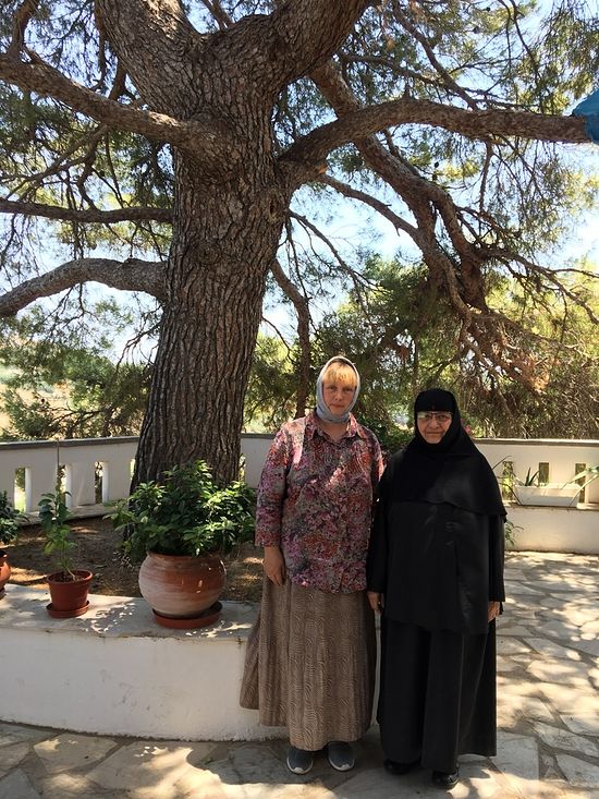Με την αδελφή Νεκταρία στο ίδιο πευκοδάσος όπου ο άγιος συνήθως μιλούσε με τις αδελφές τού μοναστηριού