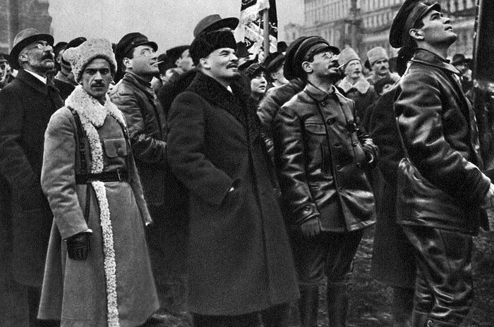 Jаков Свердлов десно од Ленина