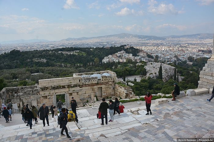 A view of Athens from the stairs leading up to the Propylaea. Photo by Anton Pospelov / Pravoslavie.ru