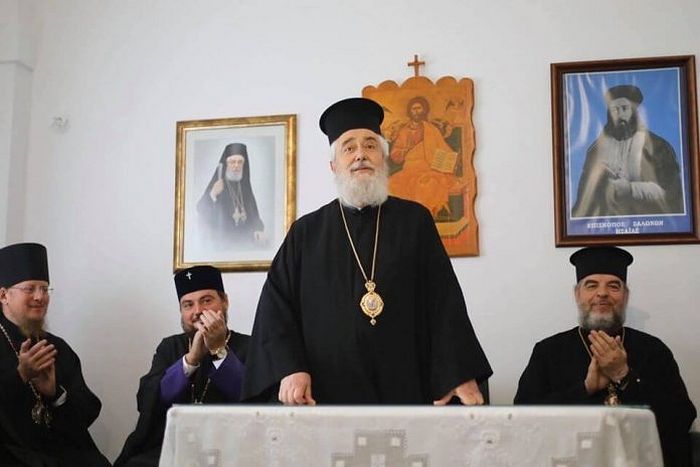 Met. Theoktistos with the schisamtic clergy. Photo: romfea.gr