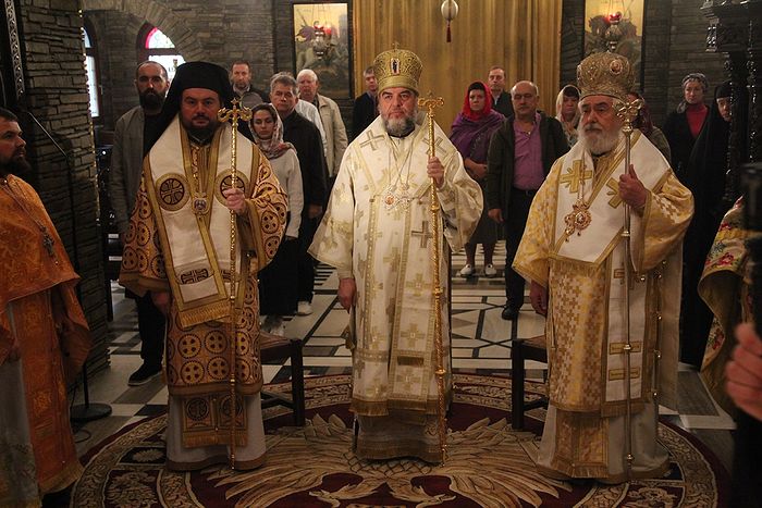 Met. Theoktistos concelebrating with the schismatic bishops. Photo: imfokid.gr