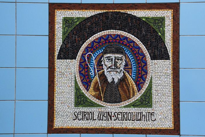 Мозаика с изображением св. Сейриола при входе на мост в Холихеде, Англси (любезно предоставил - Chris Medley)