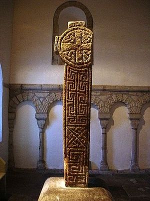 Один из кельтских крестов в церкви-приорате Св. Сейриола в Пенмоне на острове Англси