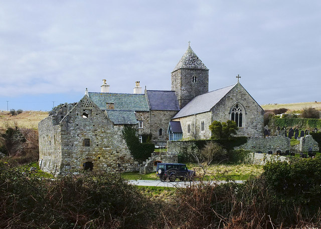 Церковь-приорат Св. Сейриола и руины монастыря в Пенмоне, Англси (источник - Gary Rogers, Geograph.org.uk)