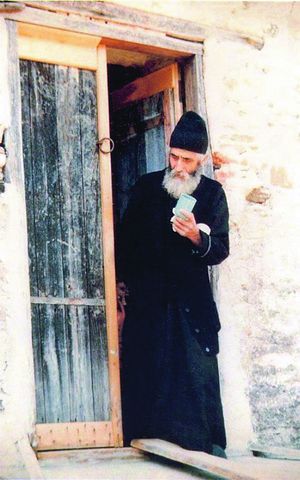 Старец Паисий со стаканчиком, чтобы напоить посетителей
