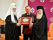 Святейший Патриарх Кирилл возглавил церемонию вручения премии Международного фонда единства православных народов Блаженнейшему Патриарху Феофилу
