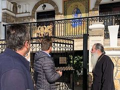 Piraeus Metropolis administrative building attacked, icon of Christ damaged