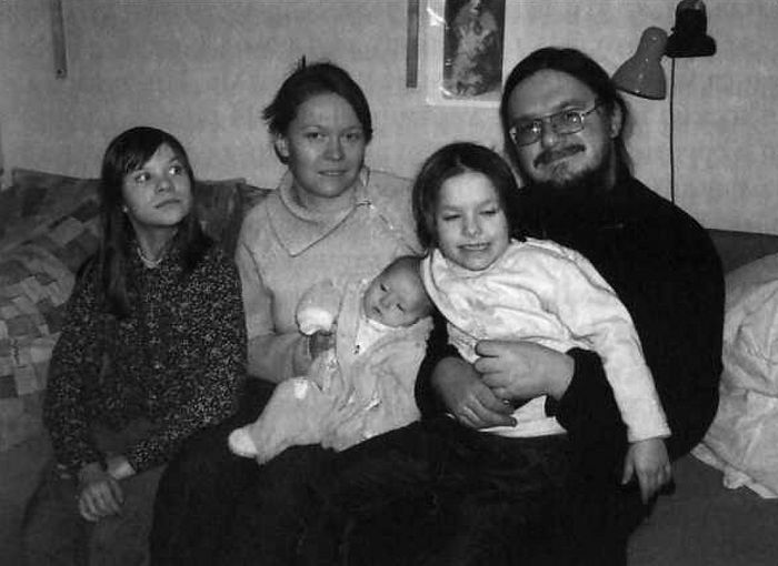 Ο Ιερέας Δανιήλ Σισόγιεφ με την οικογένειά του