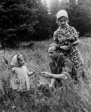 С женой Светланой и дочерью Викторией в Подмосковье, 1965 год. Фото: Б.Смирнов/ТАСС