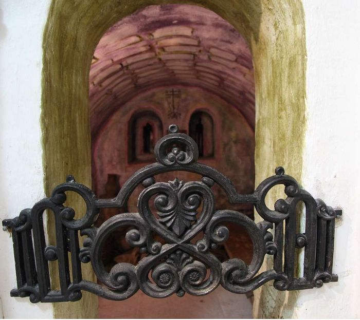 "Каменный мешок" (и вход в него) под монастырской колокольней, где, по преданию, находился в заточении протопоп Аввакум