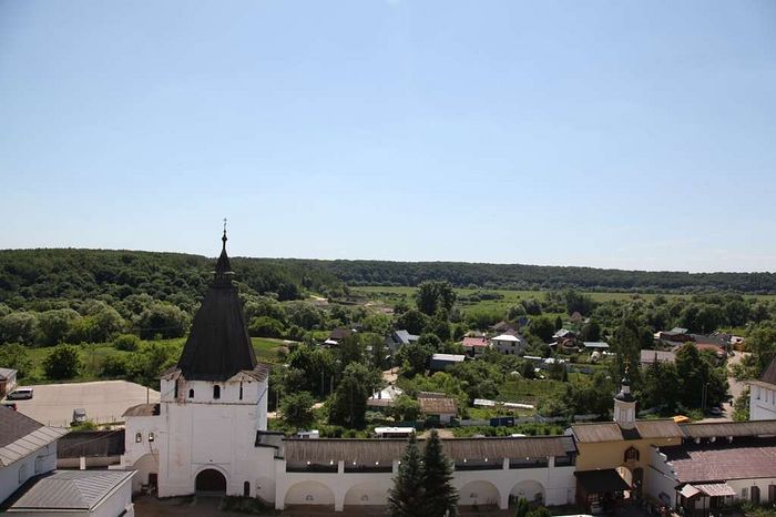 Вид с колокольни на окрестности монастыря