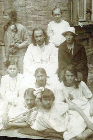 О.Анатолий и Нина Сергеевна Жураковские с девушками из молодежной общины. Киев, 1920-е годы