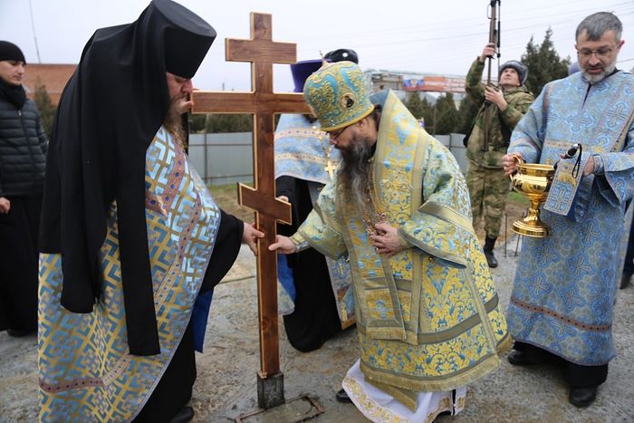 Архиепископ Махачкалинский Варлаам совершил чин освящения закладного камня и водружение креста на месте строительства войскового храма в Грозном