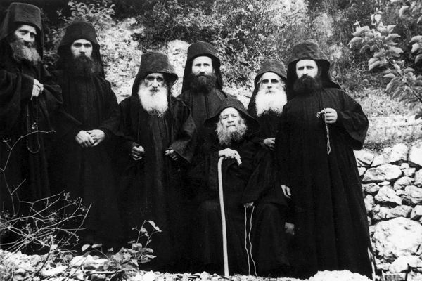 Η συνοδία οσίου Ιωσήφ Ησυχαστή ο οποίος βρίσκεται καθιστός στο κέντρο. Από αριστερά ο μοναχός π. Αθανάσιος, ο Ιερομόναχος, π. Εφραίμ της Αριζόνας, ο μοναχός, π. Αρσένιος, ο μοναχός, π. Ιωσήφ Βατοπαιδινός, ο π. Θεοφύλακτος και ο Ιερομόναχος, π. Χαράλαμπος Διονυσιάτης.