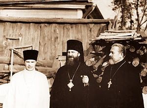 Одно из первых посещений Епископом Пименом приходов епархии. Архив протоиерея Василия Байчика († 2004, крайний слева)