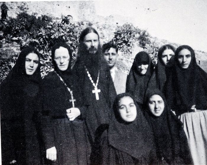 Father Lazarus and Abbess Elisabeth (Ampenov) on the left with sisters of Gorny Convent remained with ROCOR. Transjordan 1948-49. Photo: rocorstudies.org