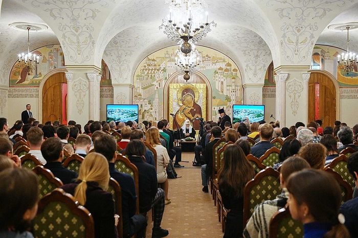 Предстоятель Русской Церкви встретился с молодыми реставраторами и волонтерами, восстанавливающими храмы