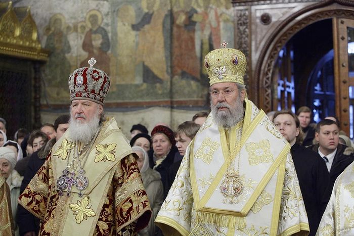 el Patriarca Kirill y el arzobispo Crisótomo de Chipre