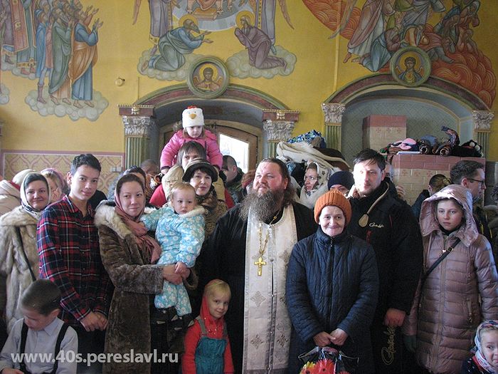 Archpriest John Gerasimov with parishioners. Photo: 40s.pereslavl.ru