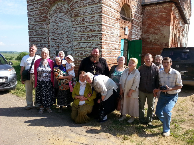 Archpriest John Gerasimov with parishioners. Photo: 40s.pereslavl.ru