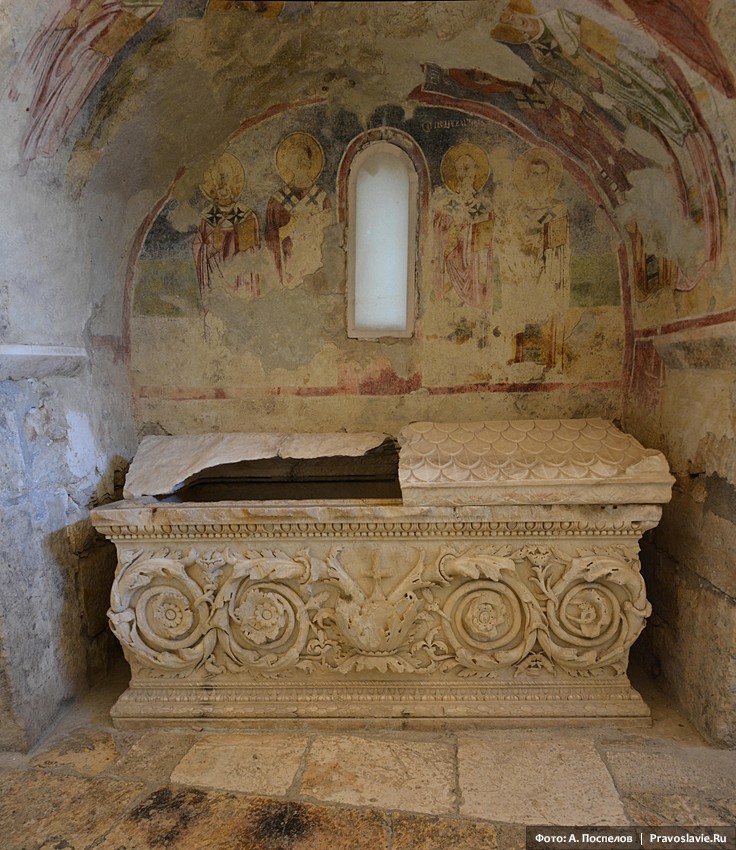 Одна из гробниц, находящихся в храме