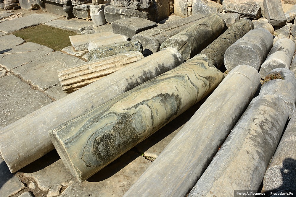 Древние колонны, найденные при раскопках