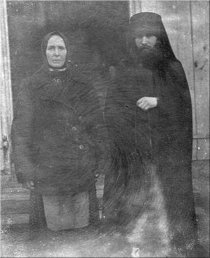 Ο π. Ιωάννης Μάσλοβ, μετά από την χειροτόνηση σε μοναχό με τη μητέρα του καλόγρια Νίνα στην Μονή τού Γλίνσκ