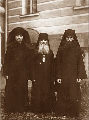 Ο π. Ιωάννης (δεξιά) στην Τριαδική Λαύρα τού Αγίου Σεργίου μετά την εγγραφή του στο Θεολογικό Σεμινάριο τής Μόσχας