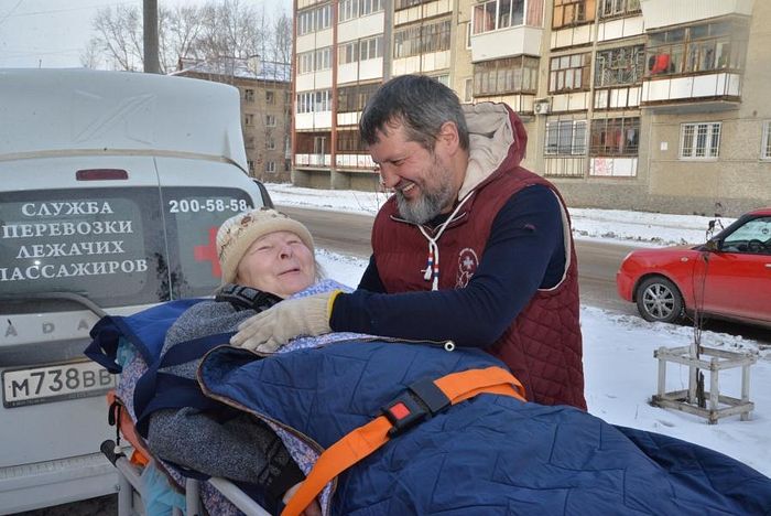 «Скорое социальное такси» в Екатеринбурге бесплатно перевозит лежачих больных