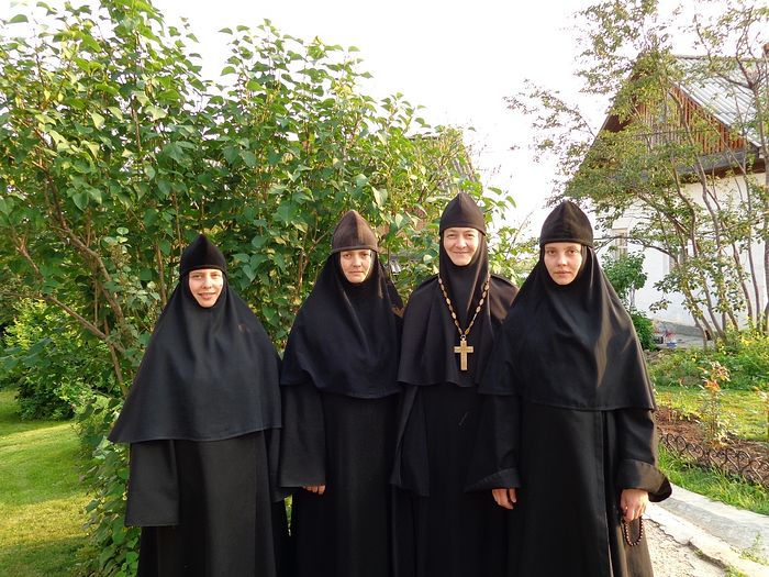 Матушка Ксения с сестрами монастыря