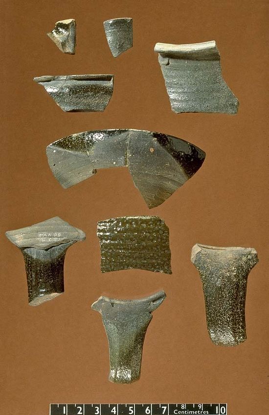 Рис. 5. Дейр-Айн-Абата, глазурованные глиняные черепки, датируемые V-VI веками
