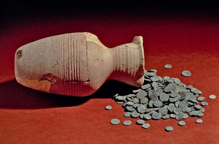 Рис. 6. Дейр-Айн-Абата, монетный клад, найденный в глиняном сосуде