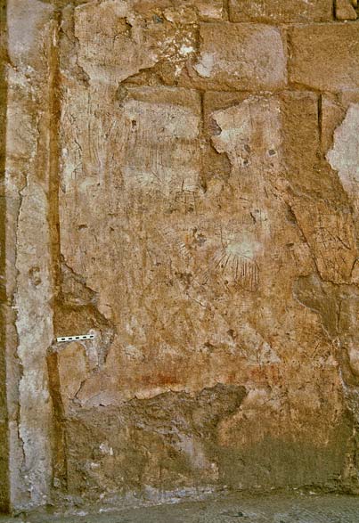 Рис. 25. Дейр-Айн-Абата, оштукатуренная стена у входа в Пещеру Лота с греческими и арабскими граффити