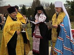 Russian, Romanian hierarchs consecrate foundation stone for new church in Hungary