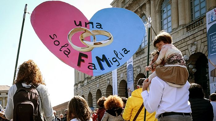 Многотысячные просемейные манифестации в итальянской Вероне