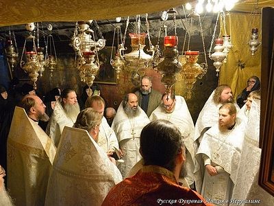 Клирики Русской духовной миссии в Иерусалиме совершили Литургию в пещере Рождества Христова в Вифлееме / Православие.Ru